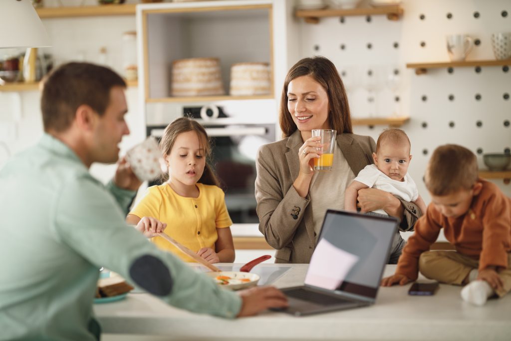 familia compartiendo en la cocina de la casa