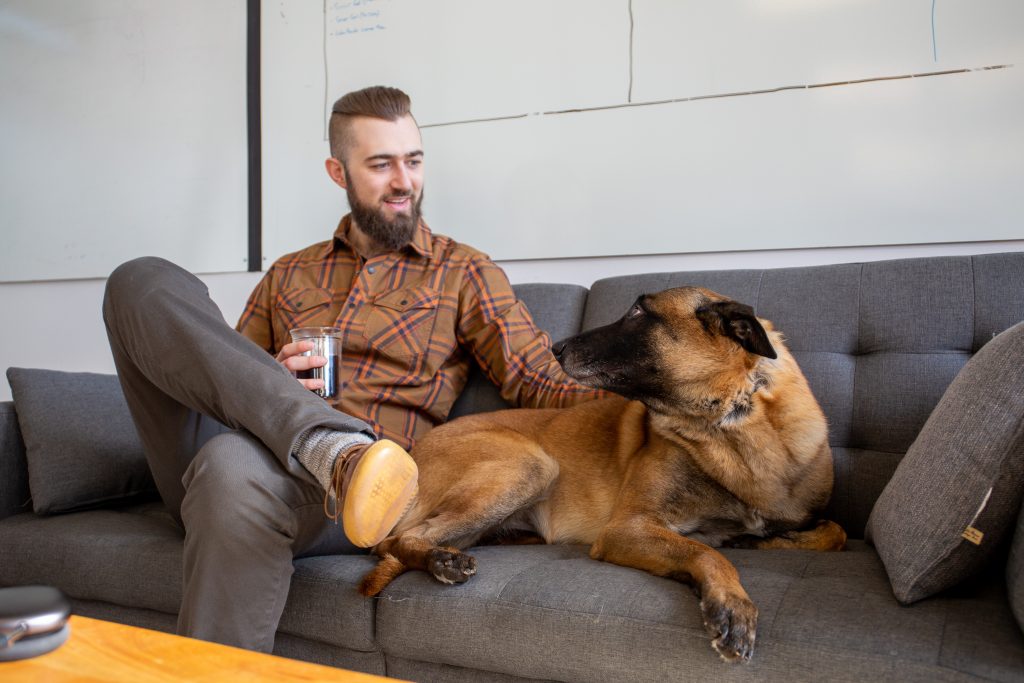 hombre acariciando perro dentro de la casa
