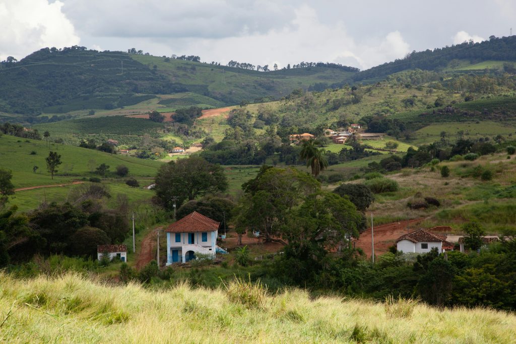 campos rodeados de naturaleza ideal para vacaciones