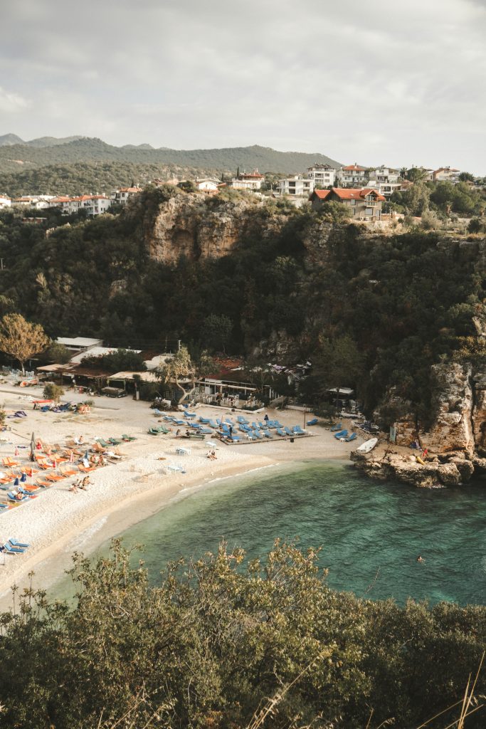 vista área de una playa vacacional