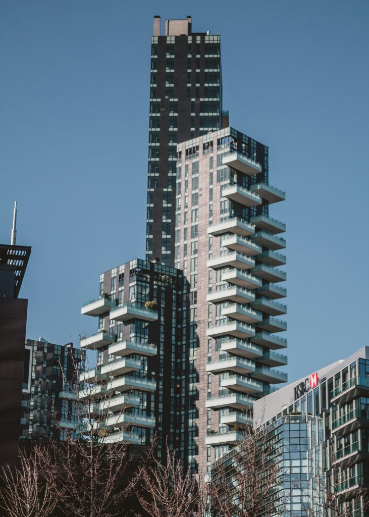 torre de viviendas con áticos y balcones