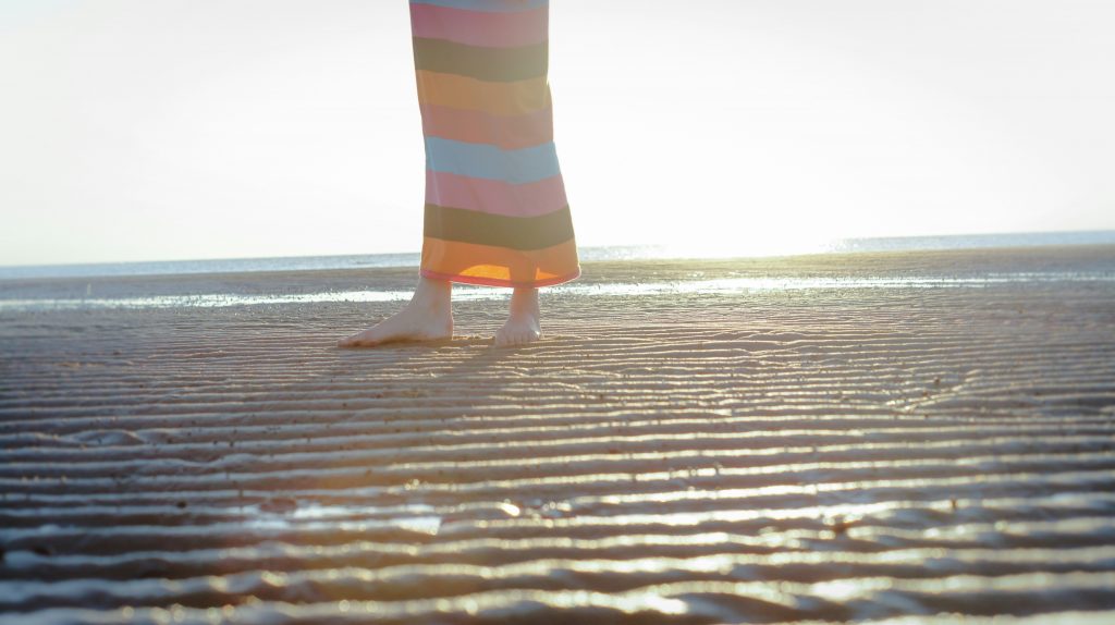 paseando descalza por arena de la playa